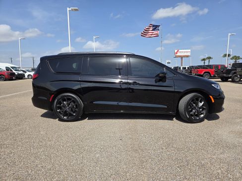 New 2026 Chrysler Pacifica Select FWD image 8