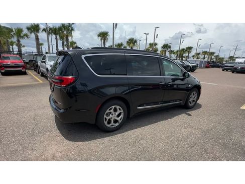 Used 2023 Chrysler Pacifica Limited FWD image 2