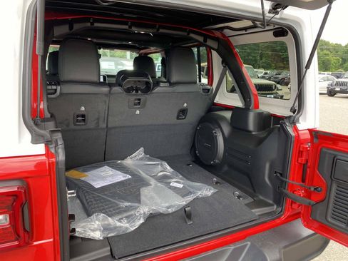 New 2026 Jeep Wrangler Unlimited Sahara w/ Whitecap Package AWD/4WD image 5