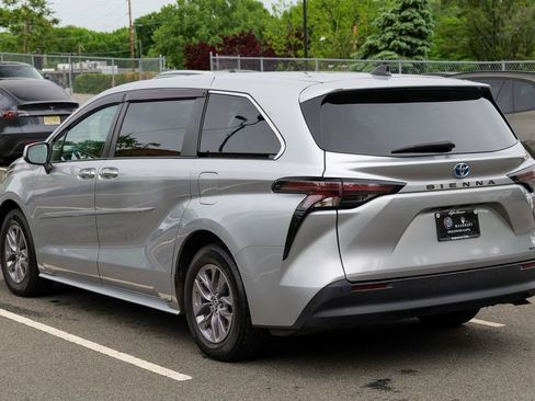 Used 2023 Toyota Sienna XLE FWD image 5