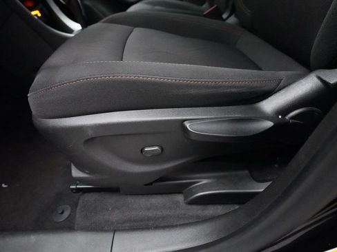 Used 2020 Chevrolet Trax LT FWD image 28