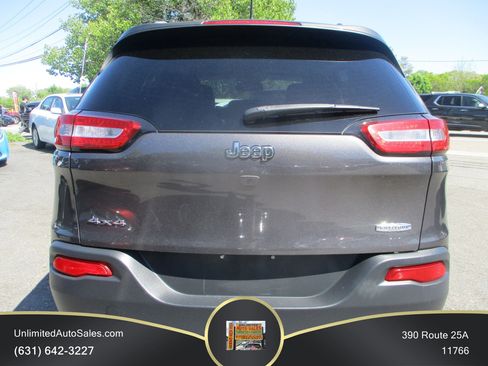 Used 2018 Jeep Cherokee Latitude Plus w/ Cold Weather Group AWD/4WD image 2
