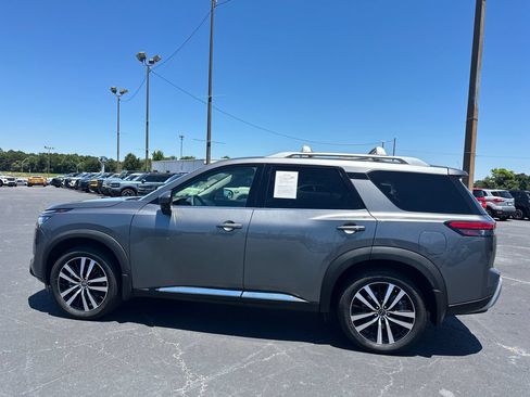 Used 2024 Nissan Pathfinder Platinum FWD image 4