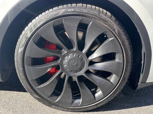 Used 2022 Tesla Model Y Performance image 17