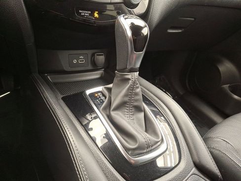 Used 2018 Nissan Rogue SL image 12