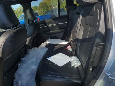 New 2025 Jeep Grand Cherokee Limited w/ Black Appearance Package image 15