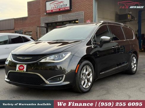 Used 2019 Chrysler Pacifica Limited FWD image 2