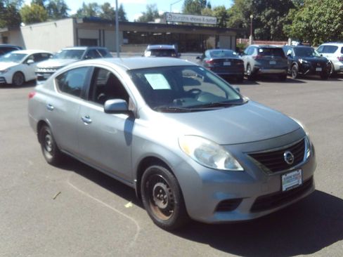 Used 2014 Nissan Versa SV FWD image 7