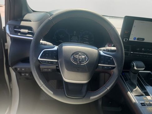 Used 2025 Toyota Sienna XSE AWD/4WD image 18
