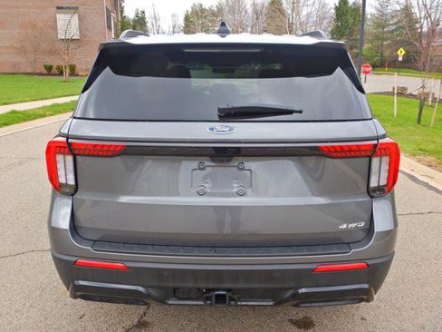 Used 2025 Ford Explorer ST-Line w/ ST-Line Street Pack image 11