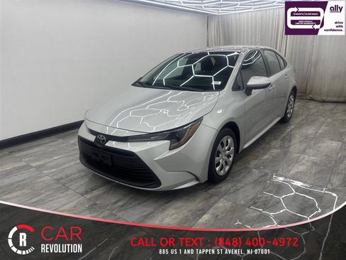 Used 2023 Toyota Corolla LE image 3