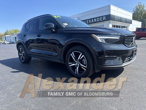 Used 2024 Volvo XC40 B5 Core image 1