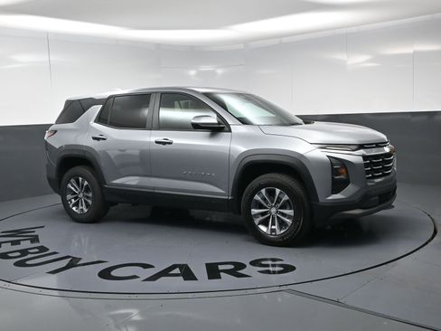 Used 2026 Chevrolet Equinox LT FWD image 2