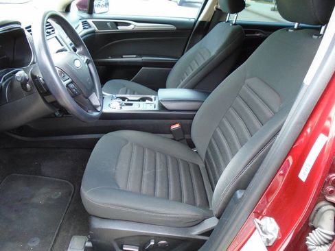 Used 2019 Ford Fusion SE FWD image 7