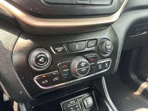 Used 2015 Jeep Cherokee Limited AWD/4WD image 31