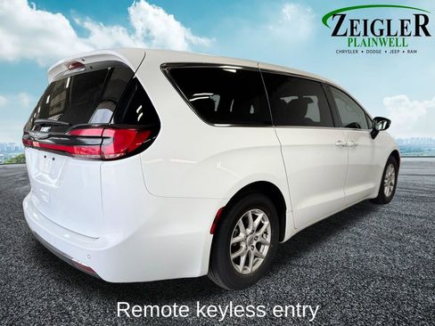 Used 2024 Chrysler Pacifica Touring-L FWD image 6