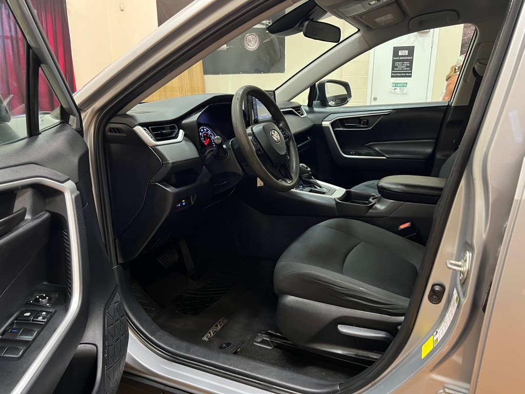 Used 2019 Toyota RAV4 LE FWD image 13