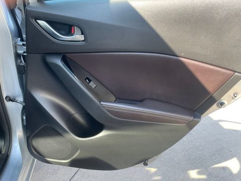 Used 2018 MAZDA MAZDA3 Touring FWD image 23