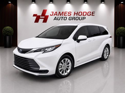 Used 2021 Toyota Sienna LE FWD image 1