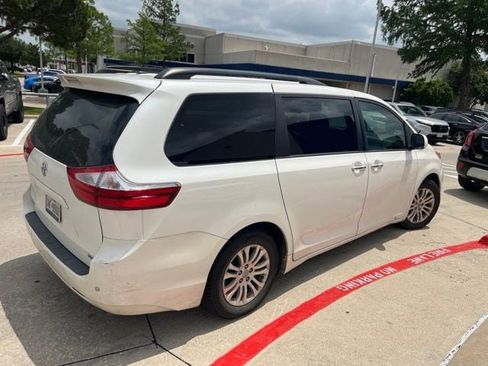 Used 2017 Toyota Sienna XLE Premium FWD image 5