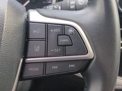 Used 2024 Toyota Highlander LE AWD/4WD image 9
