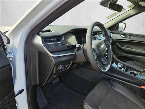 New 2025 Jeep Grand Cherokee L Altitude image 3