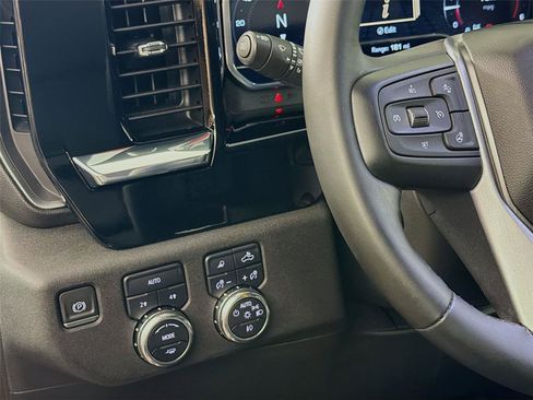 Used 2023 GMC Sierra 1500 SLT w/ SLT Premium Package AWD/4WD image 17