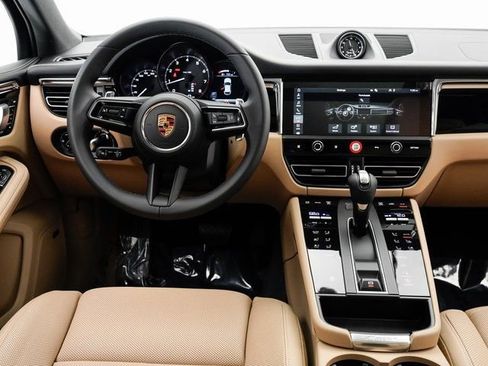 Certified 2025 Porsche Macan AWD/4WD image 16