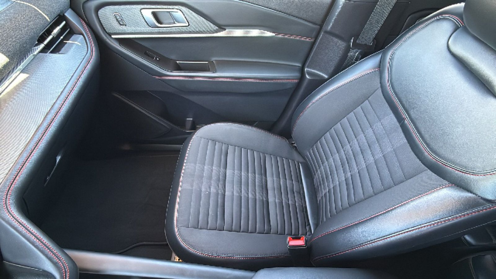 Used 2025 Ford Explorer ST-Line w/ ST-Line Street Pack AWD/4WD image 19