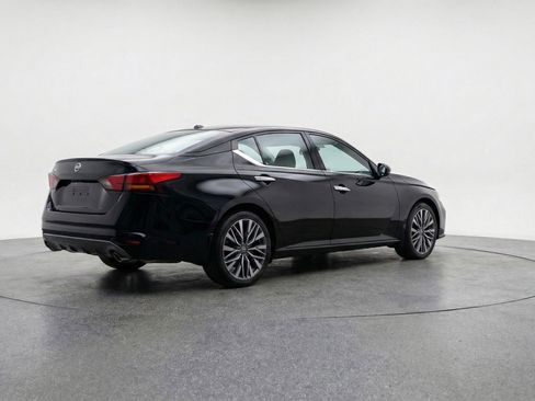 Used 2025 Nissan Altima 2.5 SV FWD image 9