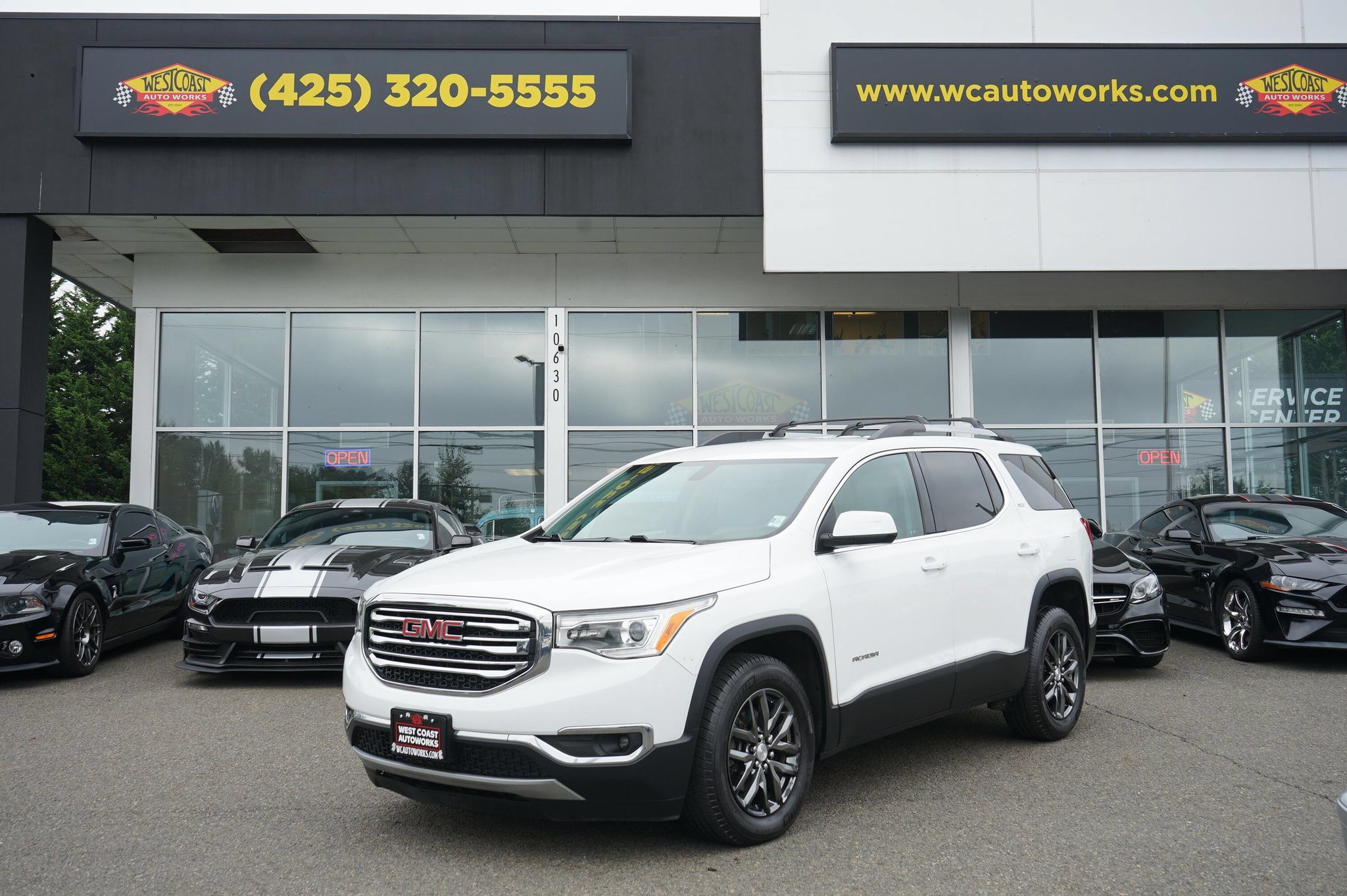 Used 2017 GMC Acadia SLT AWD/4WD image 1
