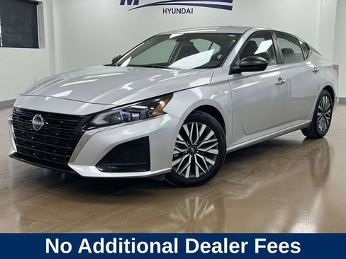Used 2024 Nissan Altima 2.5 SV FWD image 1
