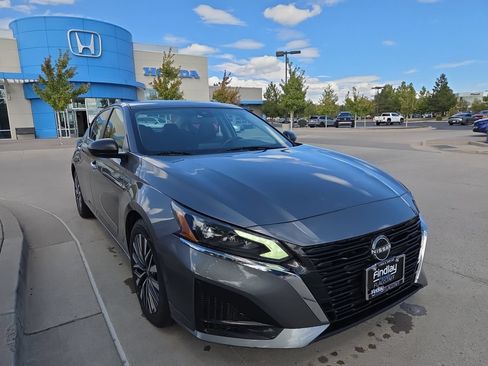 Used 2024 Nissan Altima 2.5 SV FWD image 3