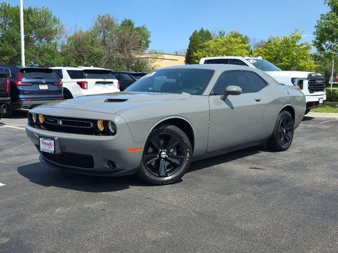 Used 2019 Dodge Challenger SXT RWD image 2