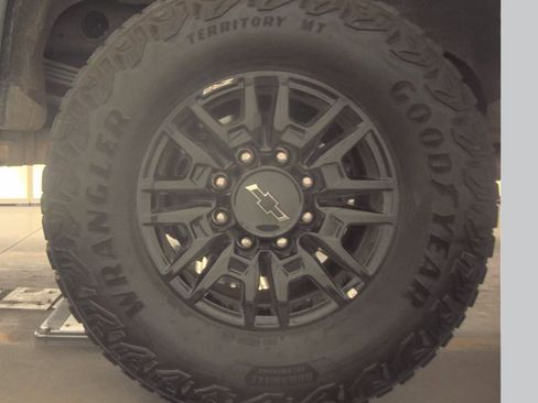 Used 2025 Chevrolet Silverado 2500 ZR2 w/ Technology Package image 12