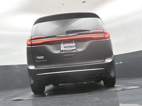 Used 2023 Chrysler Pacifica Touring-L FWD image 44