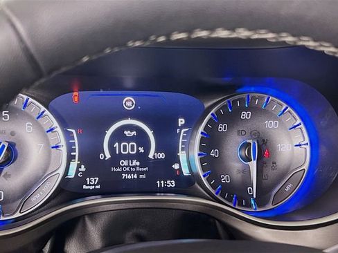 Used 2023 Chrysler Pacifica Touring-L image 12