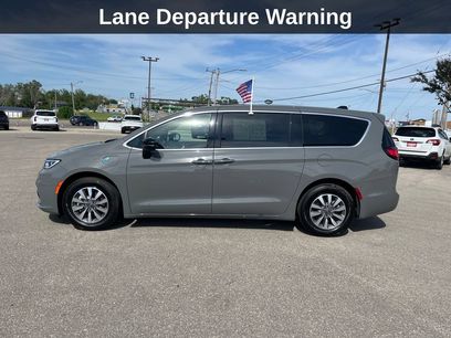 Used 2025 Chrysler Pacifica Select