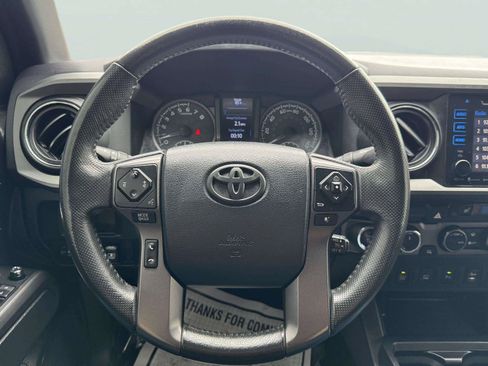 Used 2017 Toyota Tacoma TRD Off-Road w/ Premium & Technology Package AWD/4WD image 21