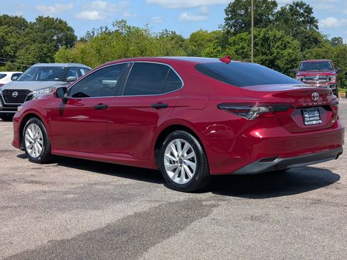 Used 2022 Toyota Camry LE FWD image 7