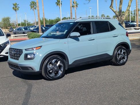 Used 2025 Hyundai Venue SEL image 2