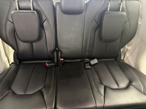 Used 2024 Chrysler Pacifica Touring-L FWD image 14