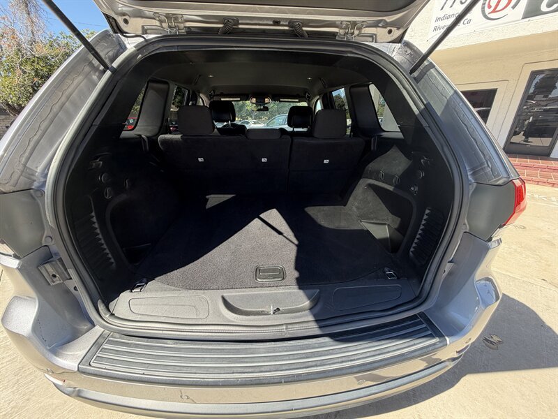 Used 2018 Jeep Grand Cherokee Laredo RWD image 12