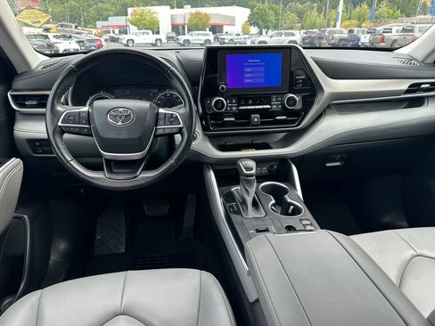 Used 2023 Toyota Highlander XLE AWD/4WD image 16