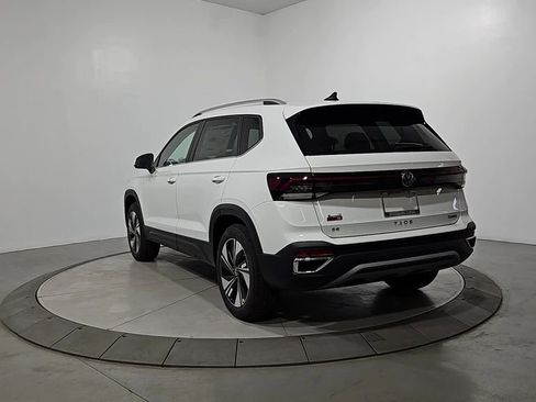New 2026 Volkswagen Taos SE image 3