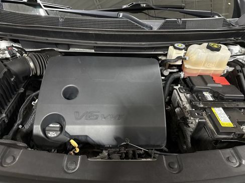 Used 2021 Chevrolet Traverse LT FWD image 25