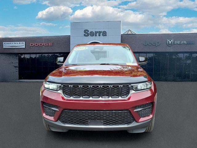 Used 2023 Jeep Grand Cherokee Laredo w/ Luxury Tech Group I AWD/4WD image 2
