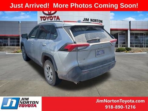 Used 2021 Toyota RAV4 LE AWD/4WD image 4
