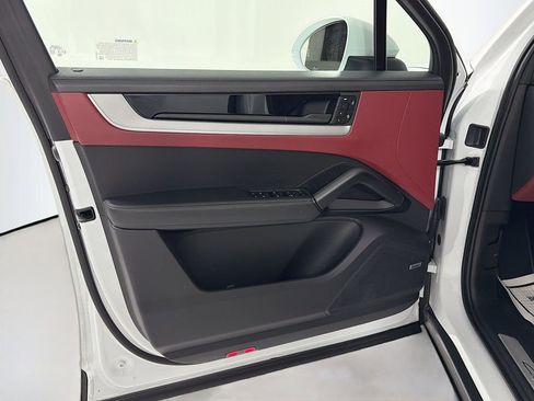 Certified 2024 Porsche Cayenne AWD/4WD image 11