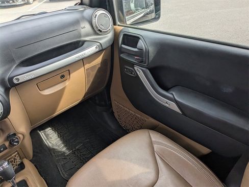 Used 2017 Jeep Wrangler Unlimited Rubicon w/ Connectivity Group image 17